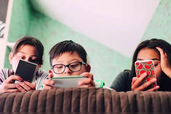 அவுஸ்திரேலியாவில் பதின்ம வயது பிள்ளைகளின் சமூகஊடக பாவனை முடக்கம்! | Social Media Use Of Teenagers Banned In Australia