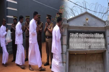 வவுனியா சிறைச்சாலையில் இருந்து 17 கைதிகள் விடுதலை