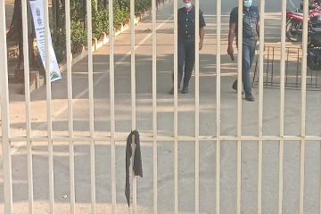 மாணவர்களுக்கு அனுமதி மறுப்பு! இது கரிநாள் - யாழ்.பல்கலை நுழைவு வாயிலில் கட்டப்பட்ட கறுப்பு வர்ண துணி