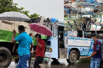 බිහිසුණු බස් ටිපර් අනතුරක්..26ක් රෝහල් ගත කෙරේ.(PHOTOS/VIDEO)