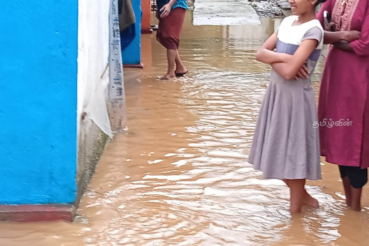 மத்திய மலைநாட்டில் நிலவும் மழையுடனான காலநிலை! வெள்ளக்காடான கிராமம் | Flooding The Bodais Area Affects More 56 Homes