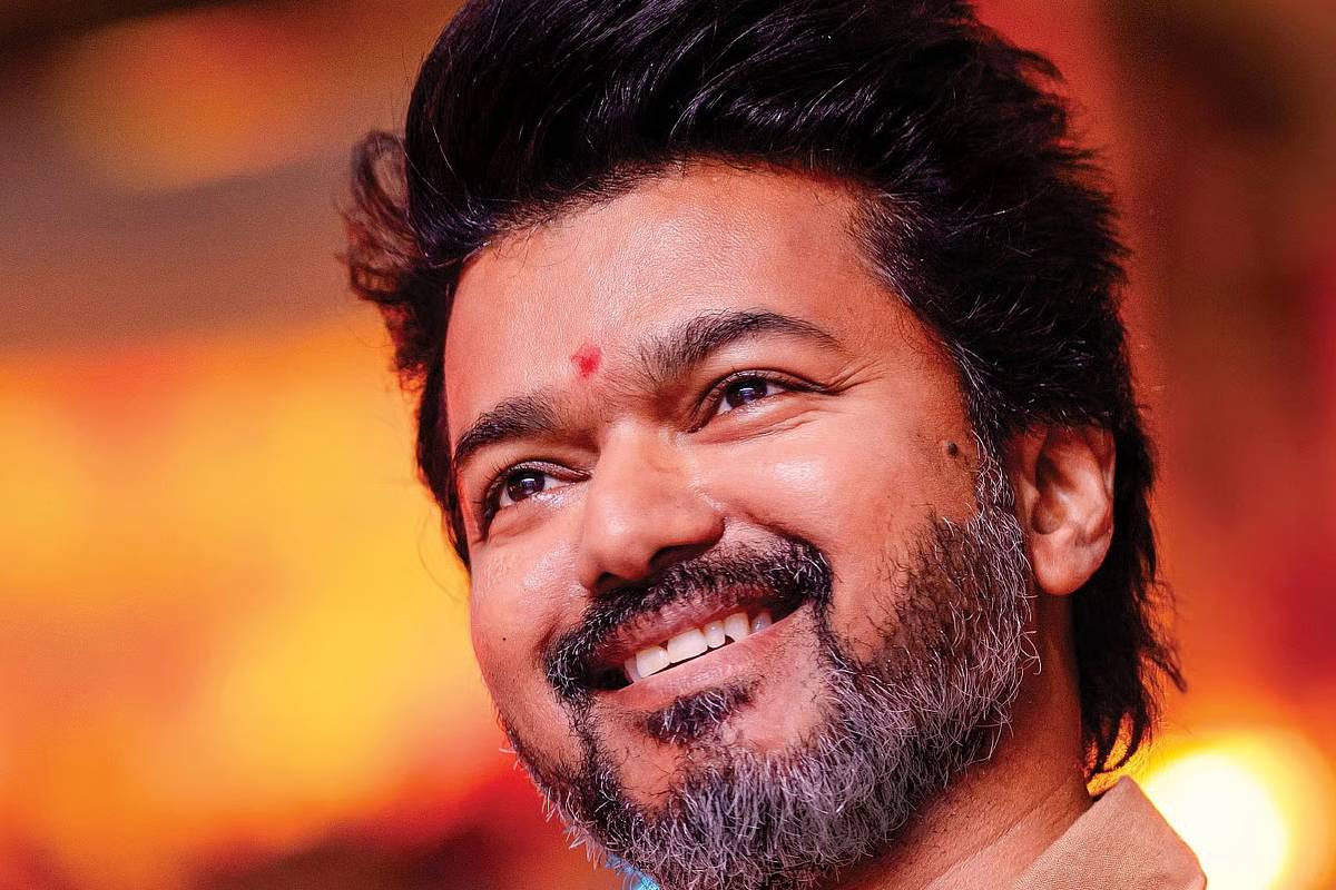 மதிய உணவை கையில் எடுத்து வந்த விஜய் - குவியும் பாராட்டுக்கள் | Vijay Brings Lunch In His Hand Heaps Of Praise மதிய உணவை கையில் எடுத்து வந்த விஜய் - குவியும் பாராட்டுக்கள் | Vijay Brings Lunch In His Hand Heaps Of Praise