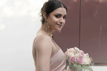 கீர்த்தி சுரேஷ்-ஆ இது!! சேலையில் ரசிகர்களை மயக்கும் போஸில் வெளியிட்ட புகைப்படங்கள்..