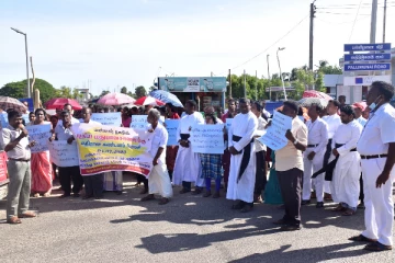 மக்களை பாதிக்கும் மதுபானசாலை - வீதிக்கு இறங்கி போராடிய மக்கள் (படங்கள்)