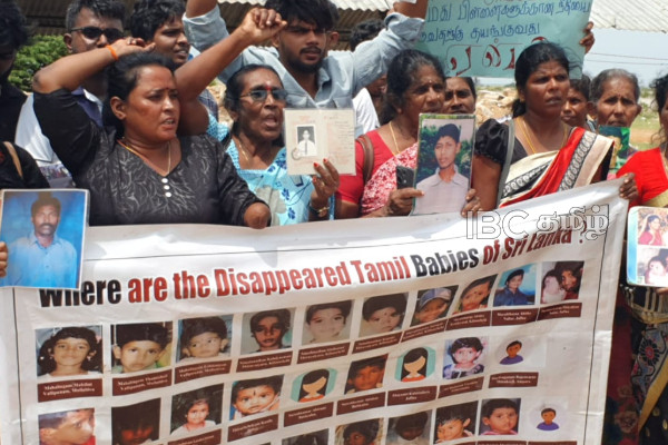 யாழில் தீப்பந்தப் போராட்டம் : இலங்கை அரசைக் காப்பாற்றும் ஐ.நாவின் அறிக்கைக்கு தீ வைப்பு | Govt Un Report Set On Fire During Chemmani Protest