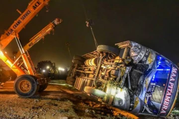 சரக்கு வாகனம் மீது பயணிகள் பேருந்து மோதி பயங்கர விபத்து! 16 பேர் பலி: நெஞ்சை பதற வைக்கும் காட்சி