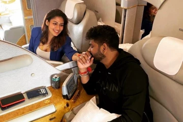 நடுவானில் பறந்த விமானத்தில் நயன்தாராவுக்கு முத்தம் கொடுத்த விக்னேஷ் சிவன்..!