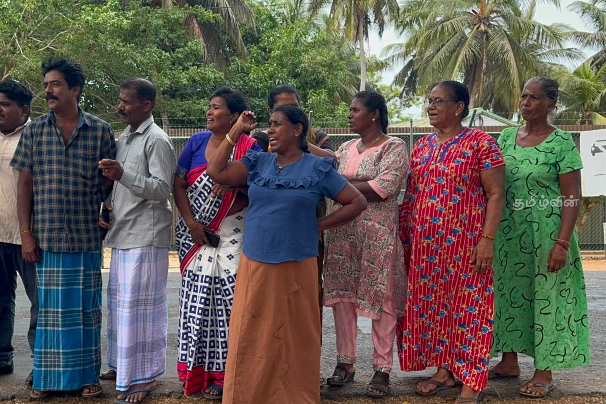 இராணுவ ஆக்கிரமிப்பில் பறிப்போன பூர்வீகக் காணிகள் - நிர்கதியாக்கப்பட்ட மக்களின் கோரிக்கை | Attention Grabbing Protest In Mullaitivu For Land