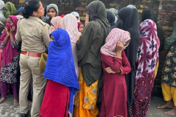 மதரசா கழிவறைக்குள் பூட்டப்பட்டிருந்த 40 சிறுமிகள்; அதிகாரிகள் அதிர்ச்சி | 40 Girls Locked In Madrassa Toilet India