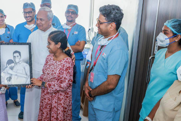 தந்தைக்கு உயிர்க்கொடுத்த சிறுமிக்கு குவியும் பாராட்டு! | Daughter Donates Part Of Her Liver To Father