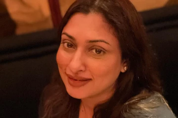 42 வயதில் நீச்சல் உடையில் போட்டோ வெளியிட்டு பரபரப்பு ஏற்படுத்திய மாளவிகா