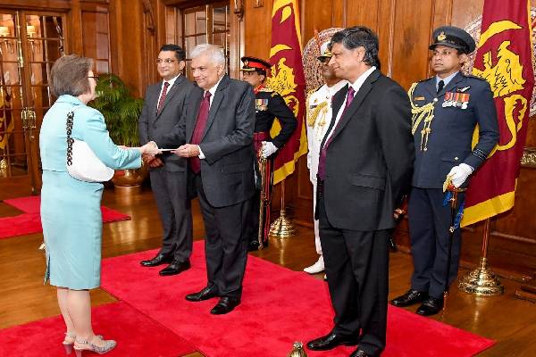 இலங்கைக்கான புதிய தூதுவர்கள் ஜனாதிபதியிடம் தமது நற்சான்றிதழ்களை கையளித்தனர்(Photos) | Ambassadors Presented Credentials To The President
