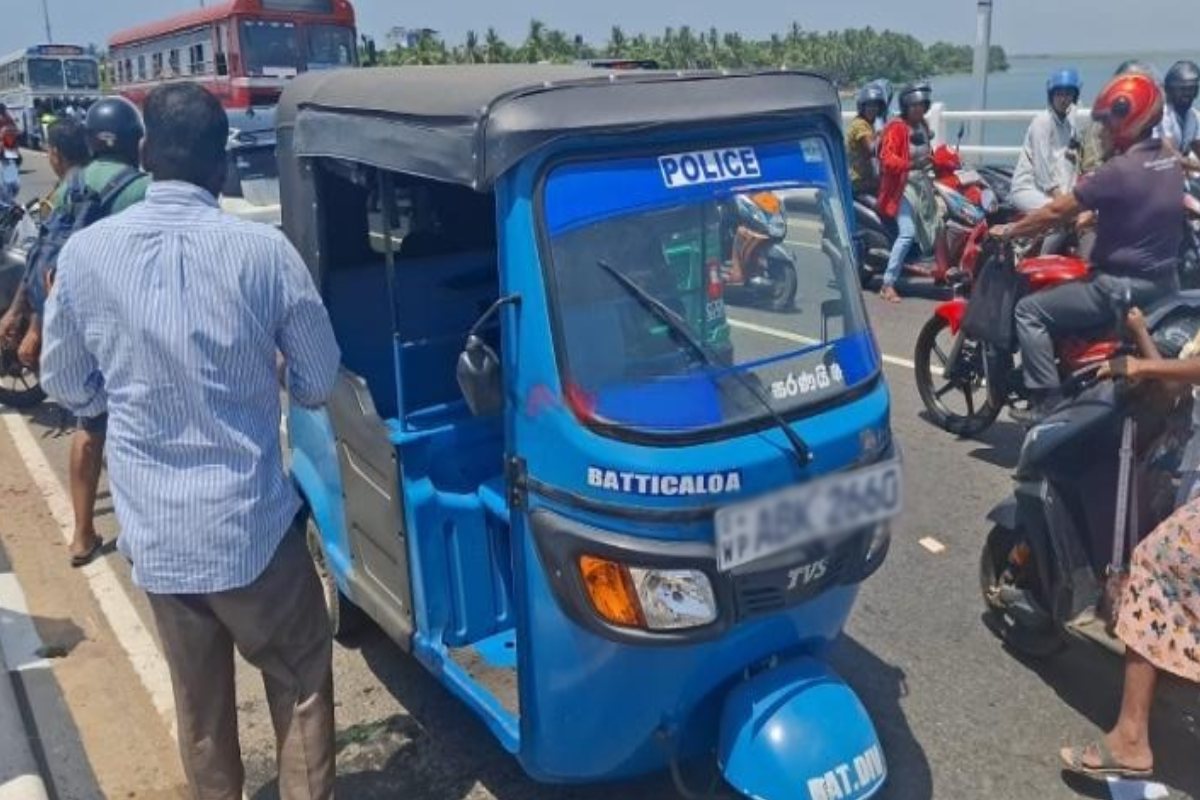 கல்லடிப் பாலத்தின் மீது இளைஞனின் செயலால் பரபரப்பு ; பொலிஸாரால் தடுக்கப்பட்ட பெரும் விபரீதம் | Youth Act On Kallady Bridge Sparks Panic கல்லடிப் பாலத்தின் மீது இளைஞனின் செயலால் பரபரப்பு ; பொலிஸாரால் தடுக்கப்பட்ட பெரும் விபரீதம் | Youth Act On Kallady Bridge Sparks Panic