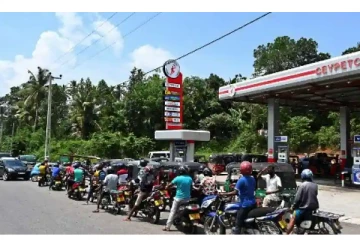 எரிபொருள் வரிசையில் மோதல் - நால்வர் படுகாயம்
