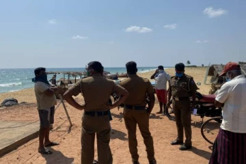 கடலில் புகைப்படம் எடுத்து விளையாடிக்கொண்டிருந்த இரு மாணவர்களுக்கு நேர்ந்த அதிர்ச்சி!