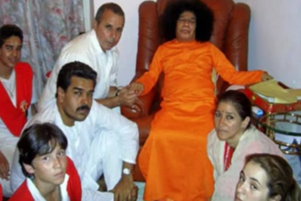 நிக்கோலஸ் மதுரோவிற்கும் சாய் பாபாவிற்கும் உள்ள தொடர்பு - வைரலாகும் புகைப்படம் | Venezula Maduro Connection With India Sai Baba