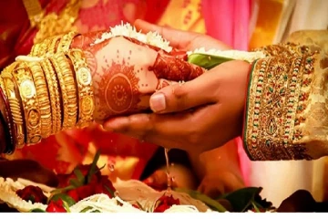 திருமணம் செய்தால் இலட்சக்கணக்கில் பரிசு -வெளியான அறிவிப்பால் பரபரப்பு