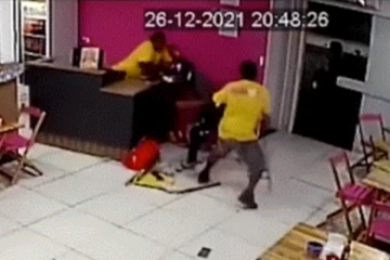 ஹோட்டலுக்குள் புகுந்த திருடனை அடித்து துவைத்து தொங்கப்போட்ட ஊழியர்கள்.... சிசிடிவியில் சிக்கிய காட்சி