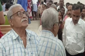 சூழ்ச்சியால் சொத்துகளை சுருட்டி கைவிட்ட பிள்ளைகள்.. ஆட்சியரிடம் கண்ணீருடன் நின்ற முதியவர்!