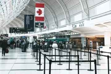 பியர்சன் விமான நிலையத்தில் மகனை கடத்திய பெண் கைது