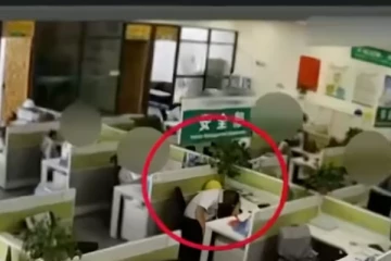 அலுவலக நேரத்தில் குட்டி தூக்கம் - 41 லட்சம் இழப்பீடு வழங்கும் நிறுவனம்