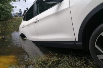 மட்டக்களப்பு - தன்னாமுனை பகுதியில் விபத்திற்கு இலக்கான கார்