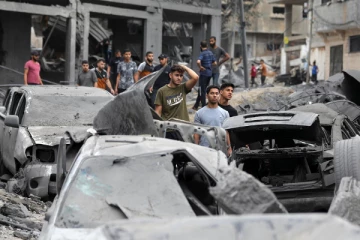 காசாவில் உடல்களை கைகளால் தோண்டி எடுக்கும் அவலம்