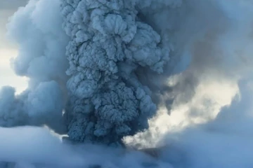 වසර 600ක නින්දෙන් පිඹී - ගිනිකන්දක් නැවත සක්‍රීය වෙයි [VIDEO]