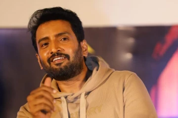 காமெடி நடிகர் சந்தானமா இது?  எலும்பும் தோலுமாக மாறிய நிலையால் பறிபோகும் ஹீரோ கனவு