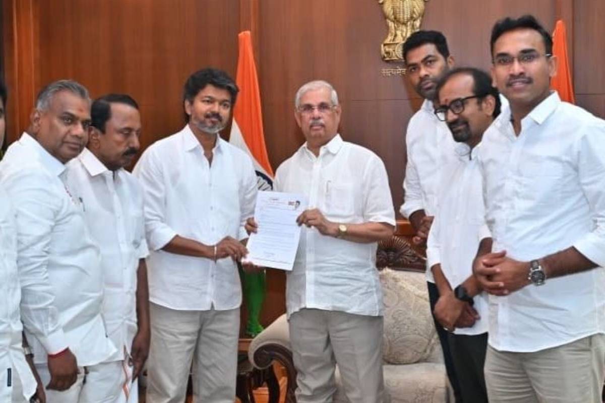தமிழக அரசியலில் பெரும் பரபரப்பு..! திமுக - அதிமுக ஆட்சி அமைக்க முயன்றால் தவெகவின் 107 எம்.எல்.ஏக்களும் பதவி விலகுவார்கள் | 107 Tvk Mlas Resign If Dmk Aiadmk Form Government