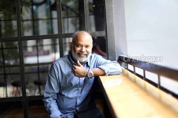 எம்ஜிஆர் கை வைத்திருக்கும் இந்த குழந்தை யார் தெரியுமா? டாப் இயக்குநர்! | Childhood Photo Of Venkat Prabhu