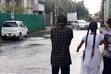 நீர் தேங்கியிருந்த 16 அடி குழியில் விழுந்த தந்தை, மகள்!