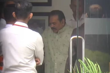 දේශපාලන කරළිය හොල්ලන හදිසි සිදුවීමක්- මහින්ද ඉදිරියේ ශිරන්තිට සිදුවූ දේ