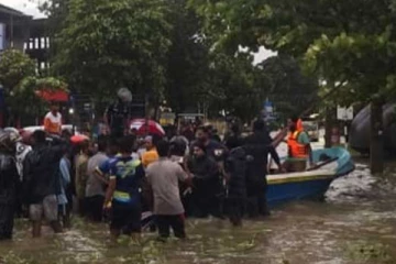 ට්රැක්ටරයකින් ගමන් කරමින් සිටි, පාසල් සිසුන් 6 දෙනෙකු ඇතුළු 8 දෙනෙක් සැඩ පහරකට හසුවෙයි..!
