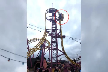ரோலர் கோஸ்டர் உச்சியில் சிக்கிய 8 பேர்; லண்டன் அருகே பரபரப்பு சம்பவம்