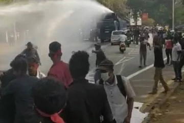 අන්තරේ පා ගමනට එල්ල වූ කදුළු ගෑස් සහ ජල ප්‍රහාරයෙන් සිසුන් පලා ගිය හැටි. (VIDEO)