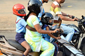 இன்று முதல் பின்னால் இருப்பவர்களுக்கும் ஹெல்மெட் கட்டாயம்... மீறினால் அபராதம் விதிக்க முடிவு