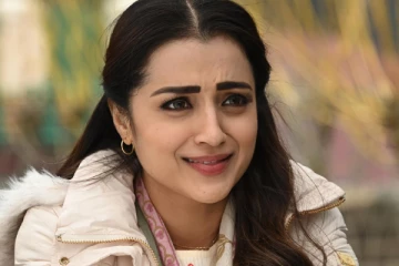 பிரபல நடிகருக்கு முத்தம் கொடுக்க திரிஷா செய்த விஷயம்.. வைரலாகும் வீடியோ