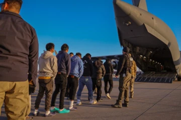 சட்டவிரோத குடியேறிகளுக்கு டிரம்ப் இறுதி எச்சரிக்கை; வெளியேறினால் 3,000 டொலர்