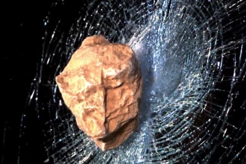 முல்லைத்தீவில் ஆலய  கணக்கு கேட்டவர்கள் வீடுகளிற்கு கல்லெறி!