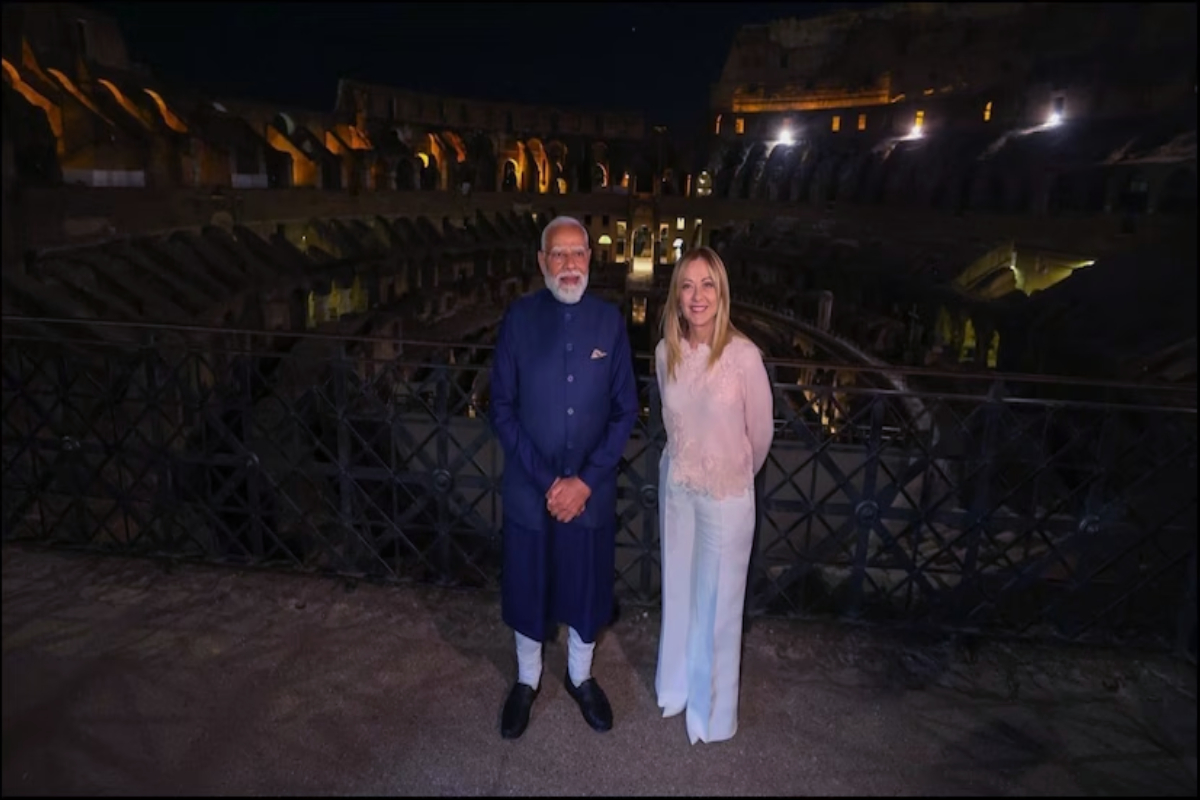 இத்தாலி பிரதமருக்கு பரிசளித்த மோடி இத்தாலி பிரதமருக்கு பரிசளித்த மோடி