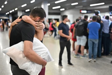 தண்ணீர், ஏசி கூட இல்லாத விமானம் - மக்களை கைவிலங்குடன் நாடு கடத்திய அமெரிக்கா!