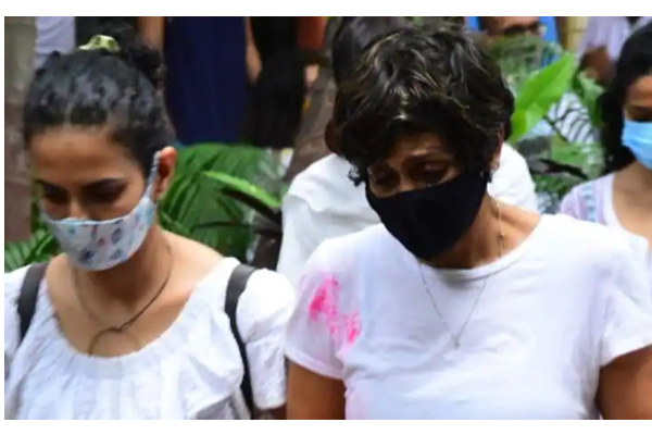 பிரபல இயக்குனரின் நெஞ்சை உருக்கும் இறுதி நிமிடங்கள்! கண்ணீர் விட்டு கதறி அழும் நடிகை... இதயத்தை நொருக்கும் புகைப்படங்கள் | Actor Mandira Bedi Husband Last Rite Photos Qviex