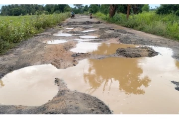 கிளிநொச்சியில்  பல மில்லியன்  செலவில் புனரமைக்கப்பட்ட வீதியின் தற்போதைய நிலை!