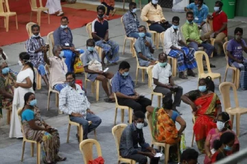 கொரோனா தடுப்பூசி மையத்தில் திடீரென மயங்கி சரிந்த இளைஞர்களால் பரபரப்பு