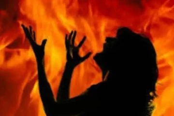 7 மாத கர்ப்பிணியை பெட்ரோல் ஊற்றி தீ வைத்த மாமியார் - பின்புலம் என்ன!