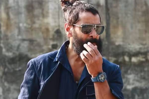 பொன்னியின் செல்வன் புரொமோஷனிற்காக விக்ரம் அணிந்த வாட்ச் இத்தனை லட்சமா? | Actor Vikram Watch Prize Details