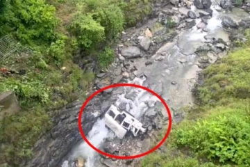 நேபாளத்தில் இடம் பெற்ற வீதி விபத்தில் 8 போ் உயிரிழப்பு