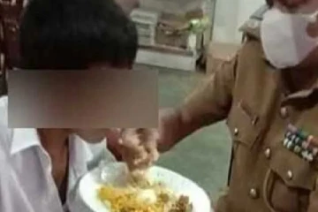 காவல்துறை சீருடையை தாண்டிய மனிதாபிமானம்(photo)