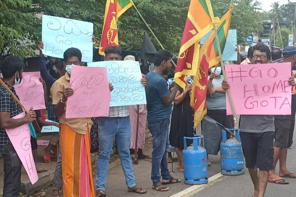 விடுதலைப் புலிகளின் டொலர் எங்கே? வவுனியாவில் இராணுவ முகாம் அருகே சிங்கள மக்கள் ஆர்ப்பாட்டம் (VIDEO) | Sinhalese Near Army Camp Vavuniya People Protest